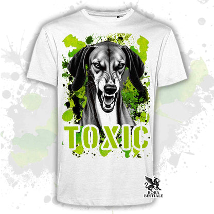 T-shirt bianca stampata con un Azawakh con espressione arrabbiata. Grafica originale Roba Bestiale, collezione Toxic