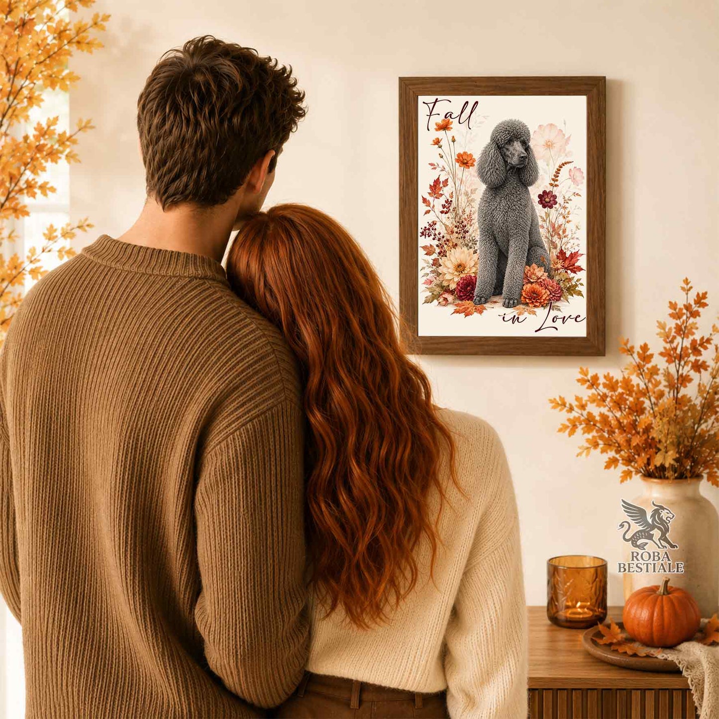 Quadretto con la stampa A4 di un Barbone Grande Mole seduto in mezzo a fiori e foglie autunnali. Grafica originale Roba Bestiale, collezione Fall in Love