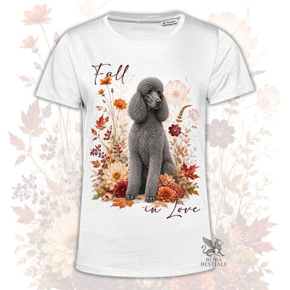 T-shirt bianca stampata con un Barbone grande mole seduto in mezzo a fiori e foglie autunnali. Grafica originale Roba Bestiale, collezione Fall in Love