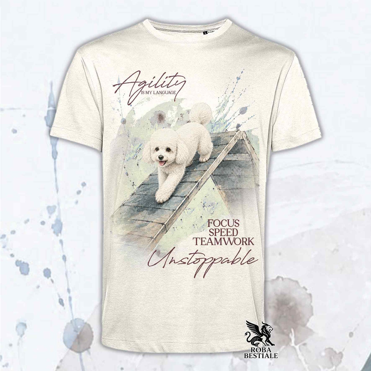 T-shirt beige stampata con un Barbone Nano che fa Agility. Grafica originale Roba Bestiale, collezione A-Frame