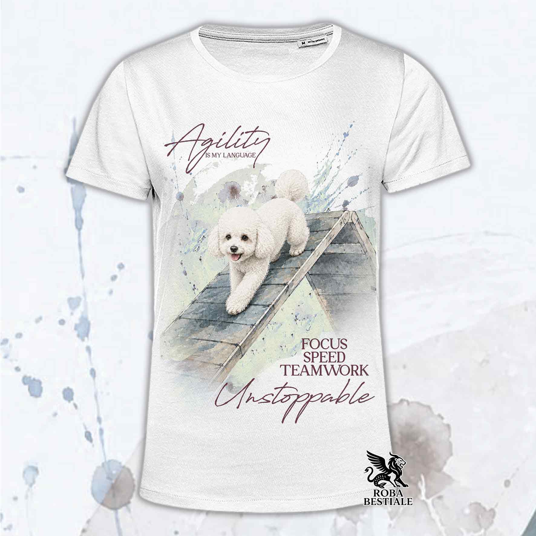 T-shirt bianca stampata con un Barbone Nano che fa Agility. Grafica originale Roba Bestiale, collezione A-Frame