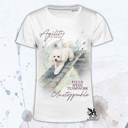 T-shirt bianca stampata con un Barbone Nano che fa Agility. Grafica originale Roba Bestiale, collezione A-Frame