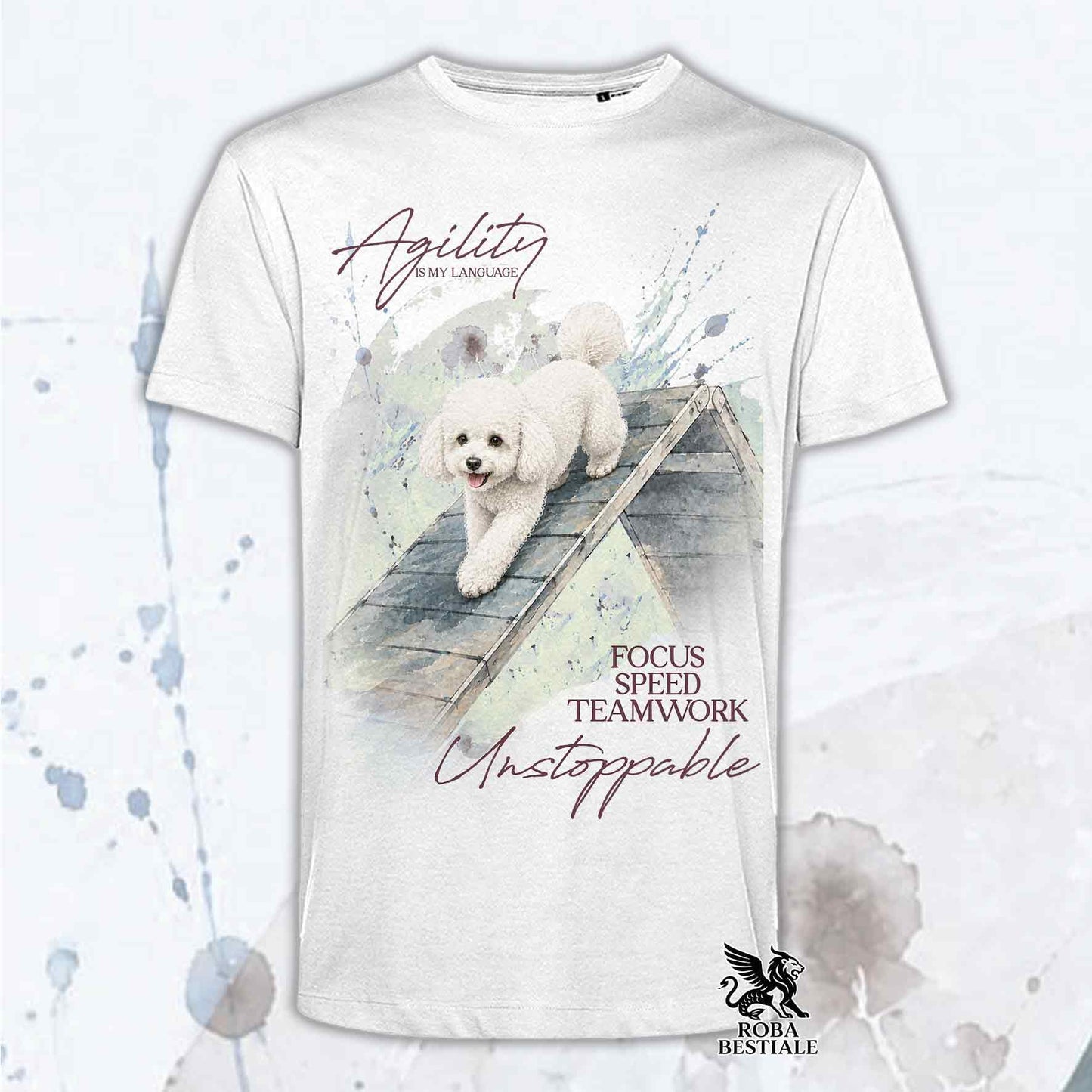 T-shirt bianca stampata con un Barbone Nano che fa Agility. Grafica originale Roba Bestiale, collezione A-Frame
