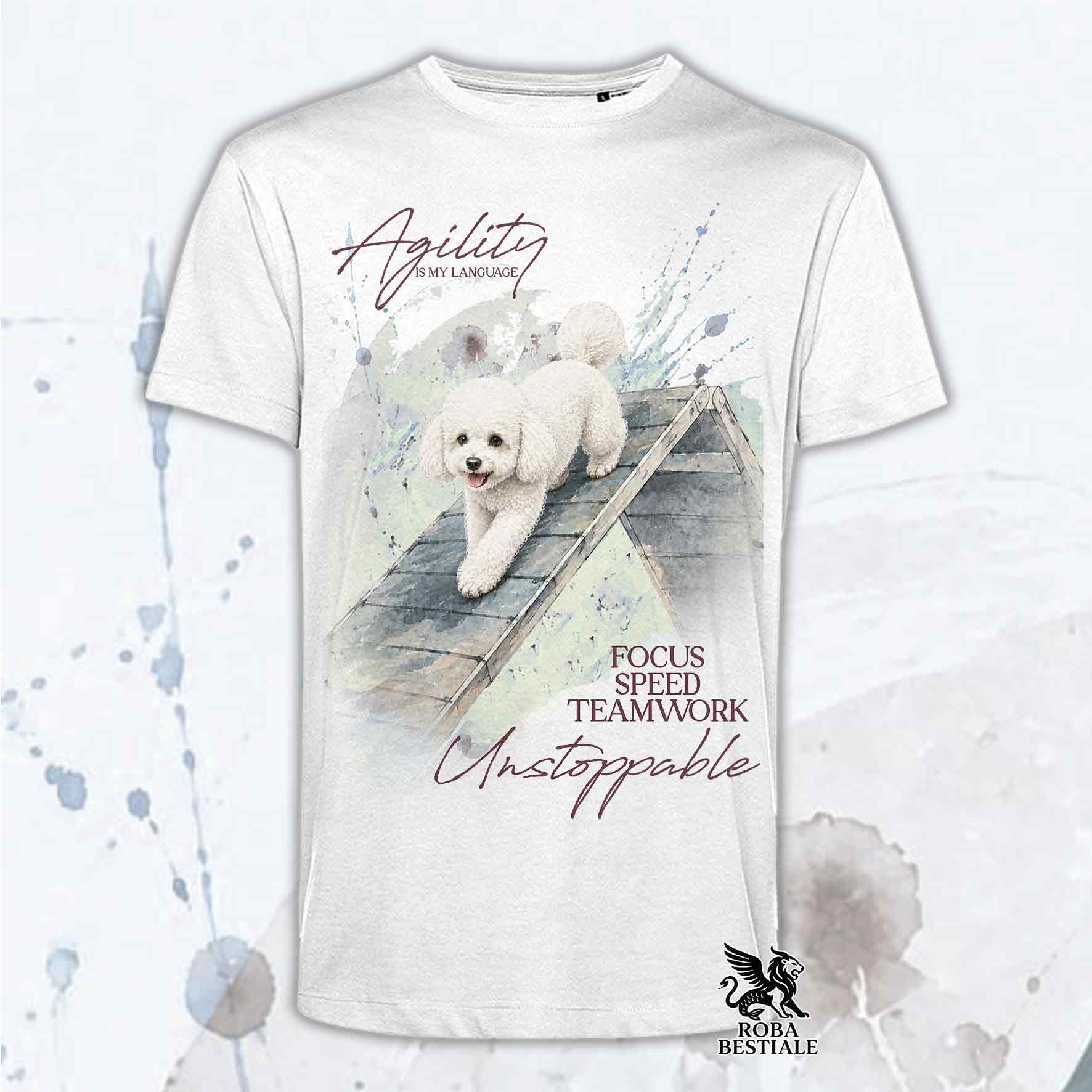 T-shirt bianca stampata con un Barbone Nano che fa Agility. Grafica originale Roba Bestiale, collezione A-Frame