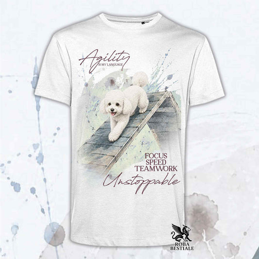 T-shirt bianca stampata con un Barbone Nano che fa Agility. Grafica originale Roba Bestiale, collezione A-Frame