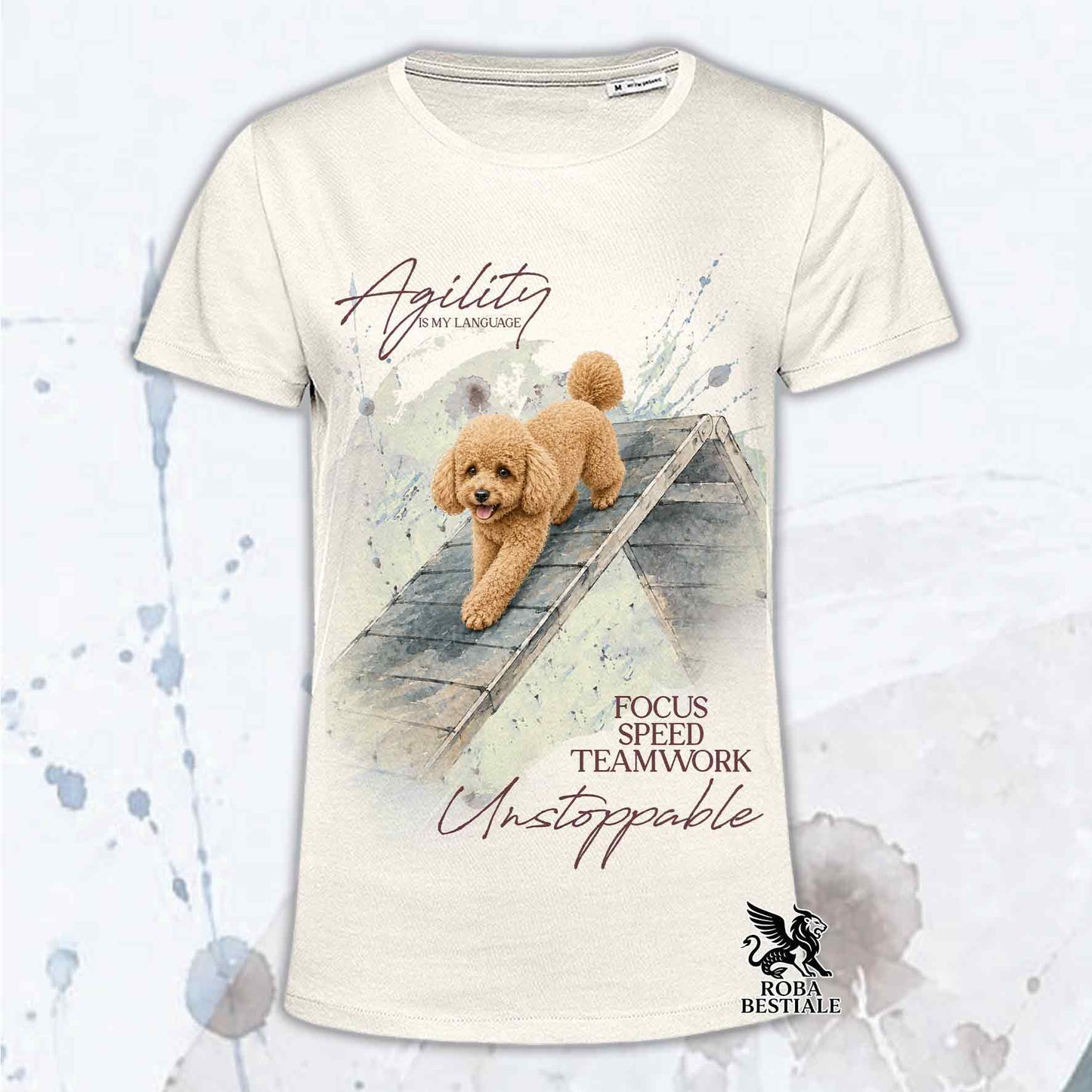 T-shirt beige stampata con un Barbone Nano che fa Agility. Grafica originale Roba Bestiale, collezione A-Frame