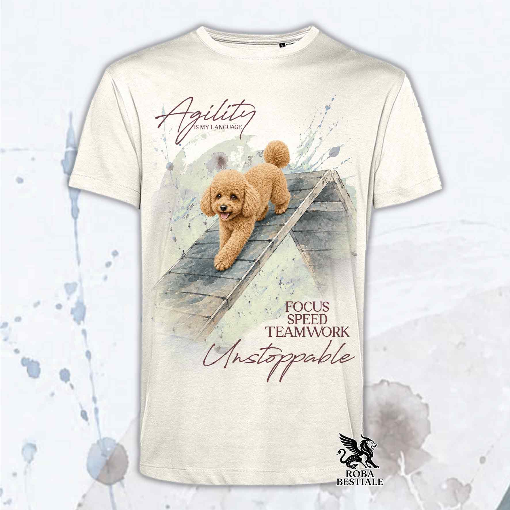 T-shirt beige stampata con un Barbone Nano che fa Agility. Grafica originale Roba Bestiale, collezione A-Frame