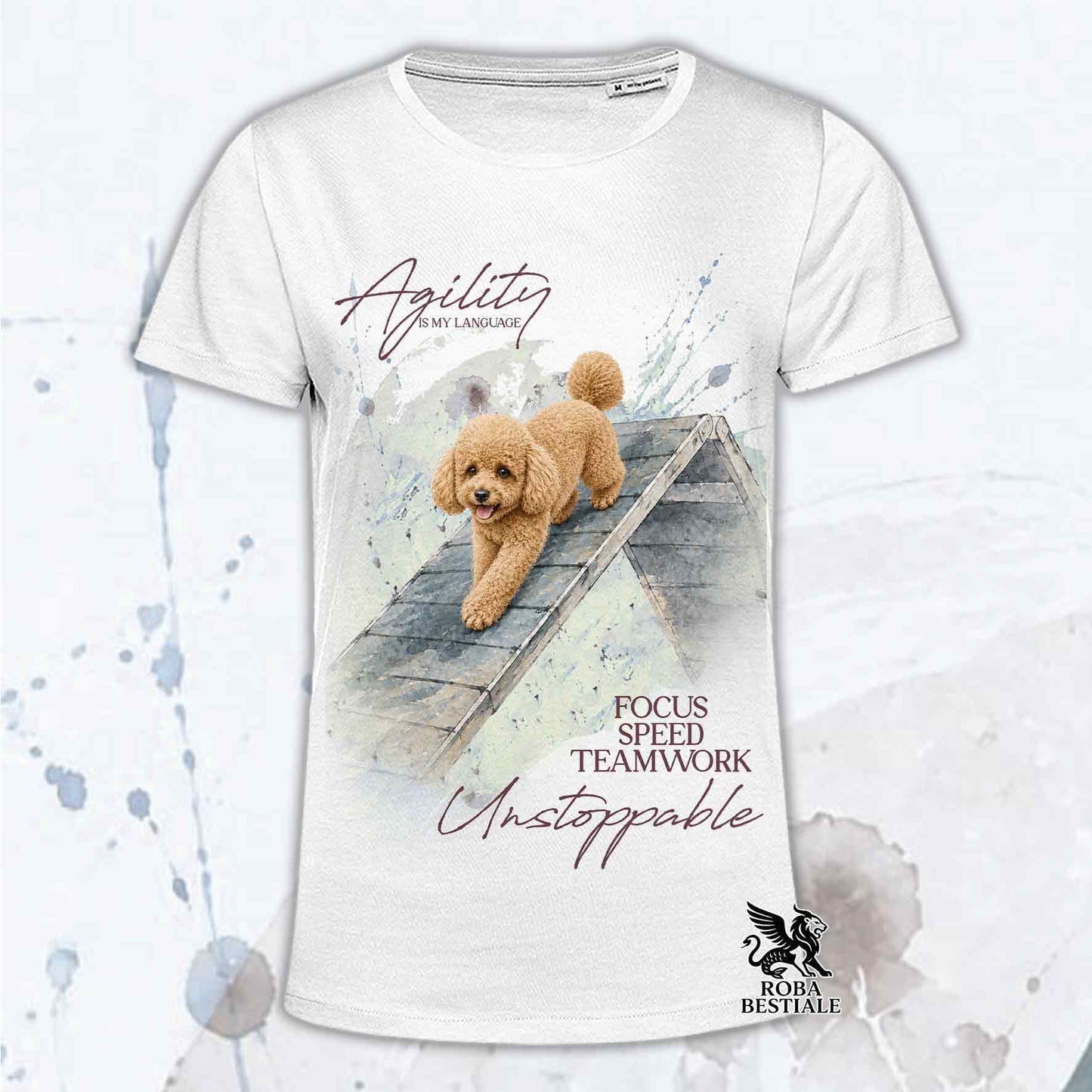 T-shirt bianca stampata con un Barbone Nano che fa Agility. Grafica originale Roba Bestiale, collezione A-Frame