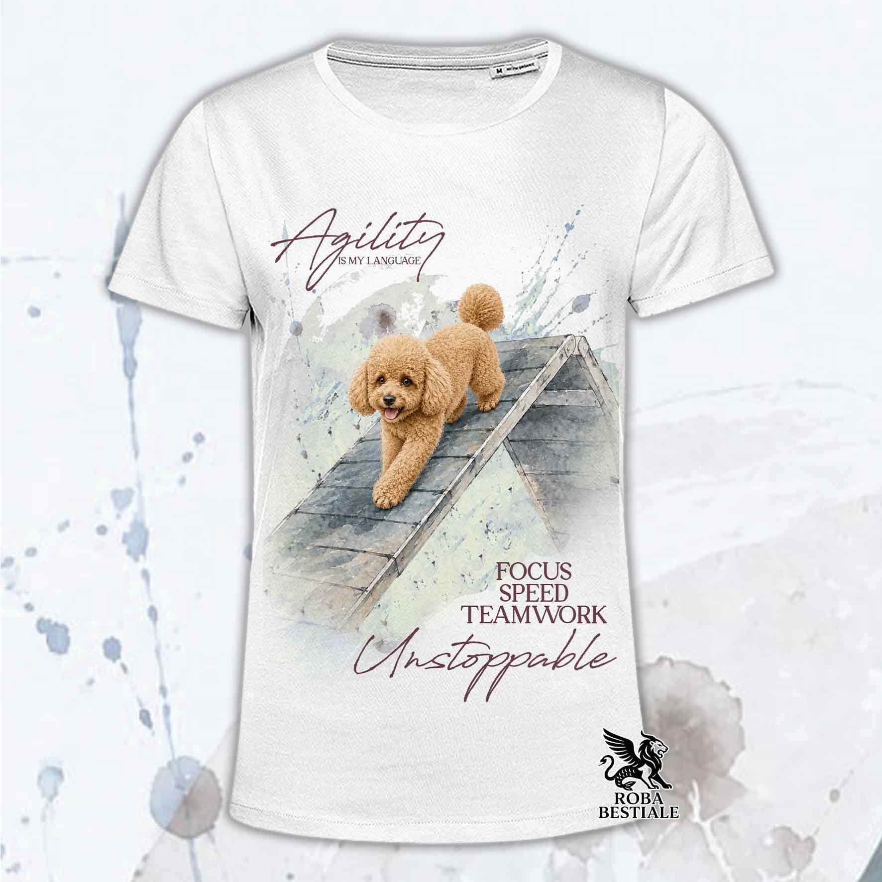 T-shirt bianca stampata con un Barbone Nano che fa Agility. Grafica originale Roba Bestiale, collezione A-Frame