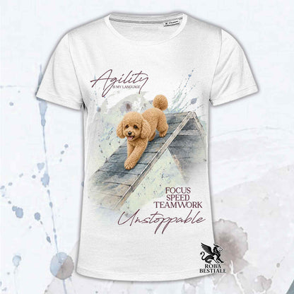 T-shirt bianca stampata con un Barbone Nano che fa Agility. Grafica originale Roba Bestiale, collezione A-Frame