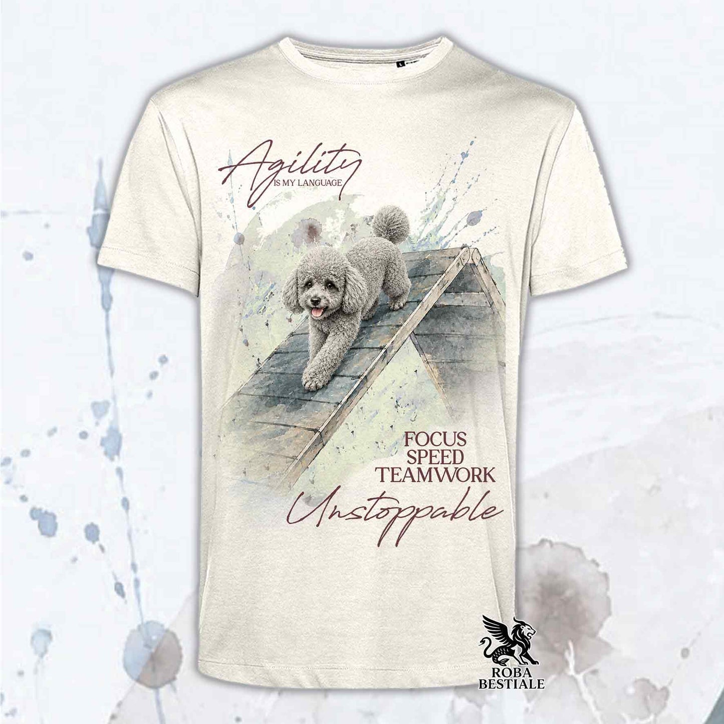 T-shirt beige stampata con un Barbone Nano che fa Agility. Grafica originale Roba Bestiale, collezione A-Frame