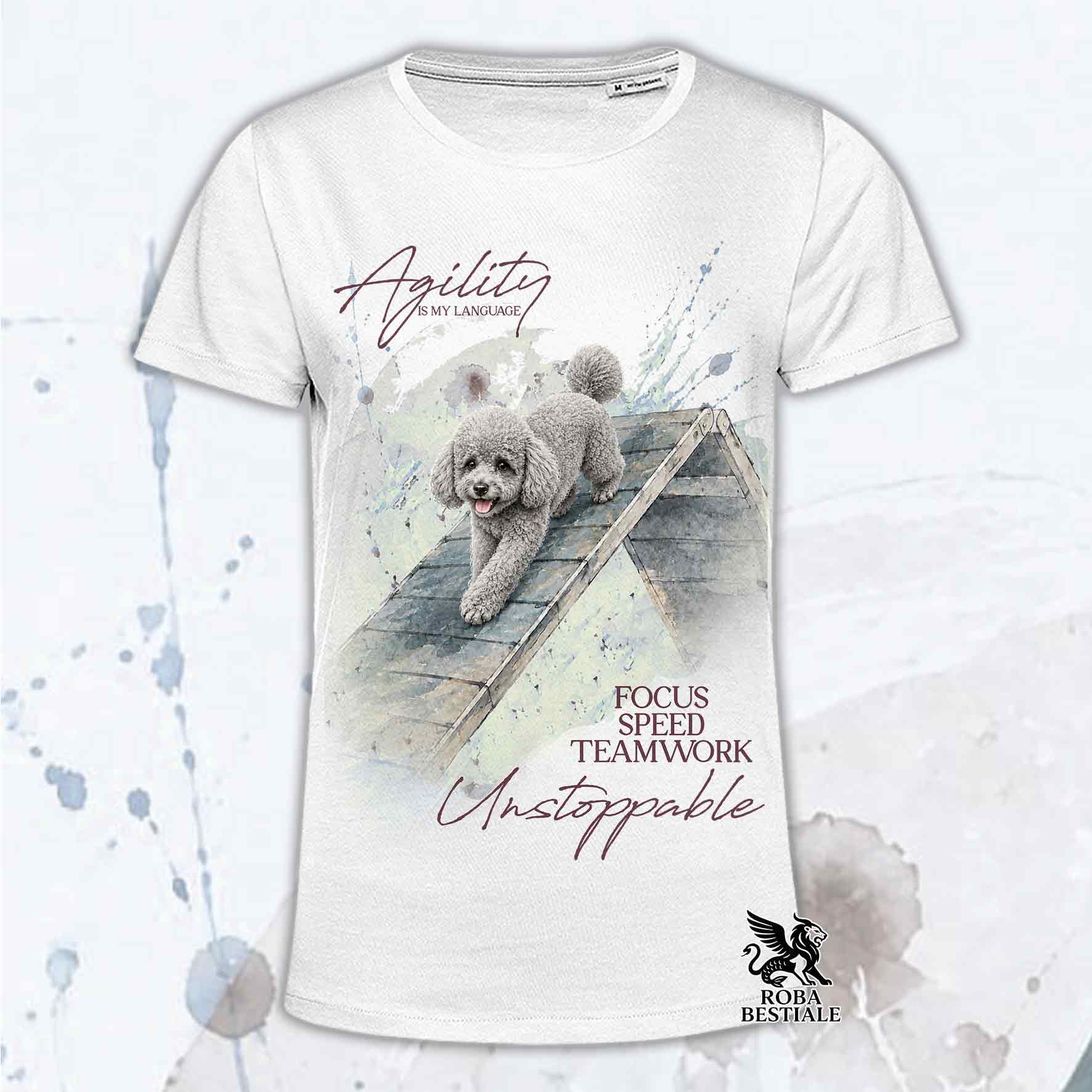 T-shirt bianca stampata con un Barbone Nano che fa Agility. Grafica originale Roba Bestiale, collezione A-Frame