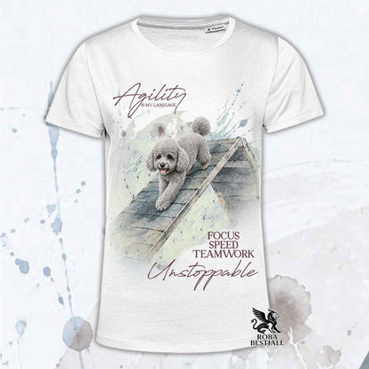 T-shirt bianca stampata con un Barbone Nano che fa Agility. Grafica originale Roba Bestiale, collezione A-Frame