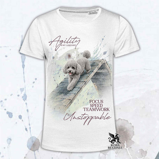 T-shirt bianca stampata con un Barbone Nano che fa Agility. Grafica originale Roba Bestiale, collezione A-Frame