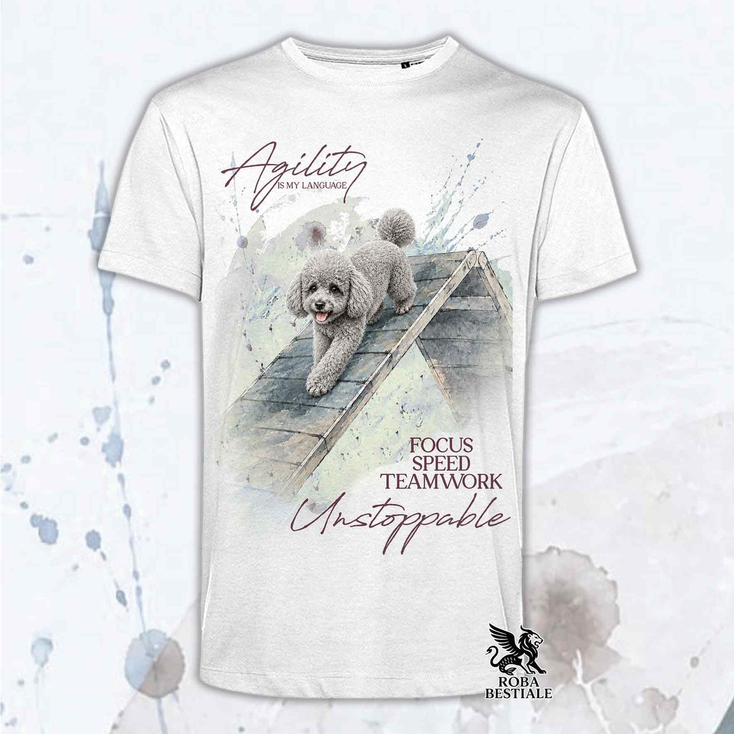 T-shirt bianca stampata con un Barbone Nano che fa Agility. Grafica originale Roba Bestiale, collezione A-Frame