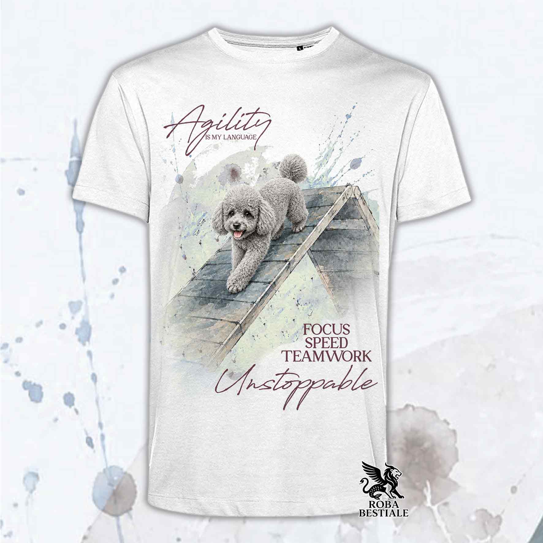 T-shirt bianca stampata con un Barbone Nano che fa Agility. Grafica originale Roba Bestiale, collezione A-Frame