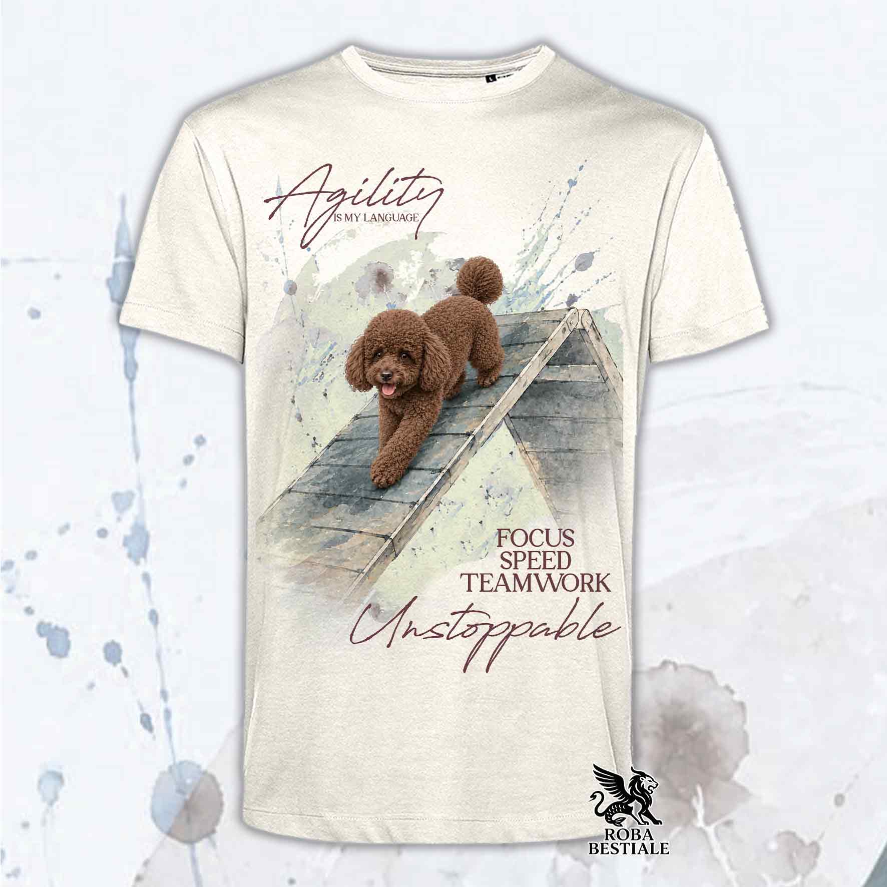 T-shirt beige stampata con un Barbone Nano che fa Agility. Grafica originale Roba Bestiale, collezione A-Frame