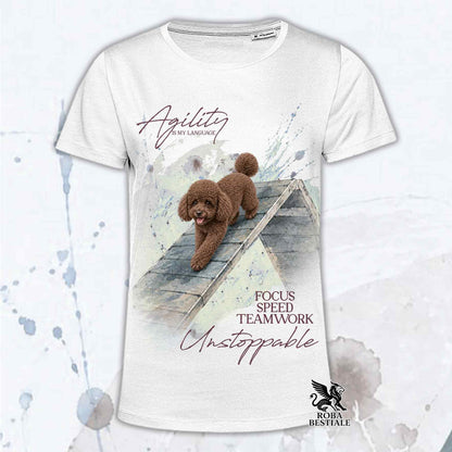 T-shirt bianca stampata con un Barbone Nano che fa Agility. Grafica originale Roba Bestiale, collezione A-Frame