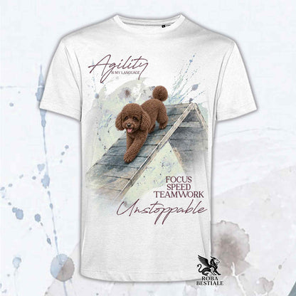 T-shirt bianca stampata con un Barbone Nano che fa Agility. Grafica originale Roba Bestiale, collezione A-Frame