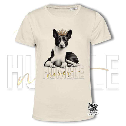 T-shirt beige stampata con un Basenji, grafica Never Humble