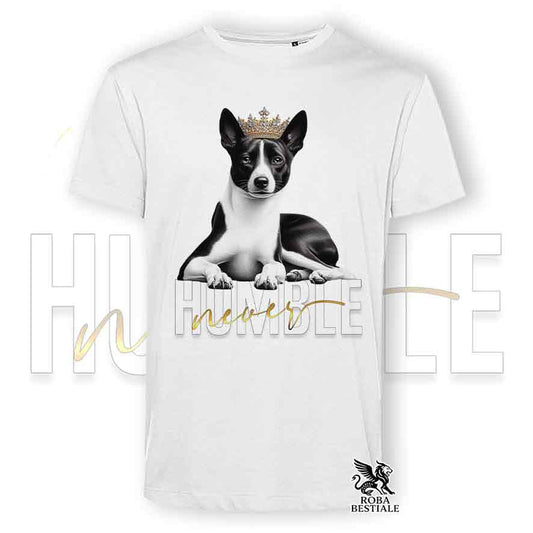 T-shirt bianca stampata con un Basenji, grafica Never Humble