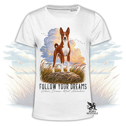 T-shirt bianca con stampa basenji marrone e bianco, scritta “Follow Your Dreams” e logo ROBA BESTIALE.