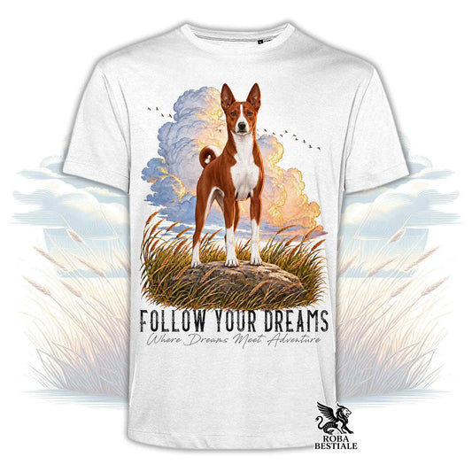 T-shirt bianca con stampa basenji marrone e bianco, scritta “Follow Your Dreams”.