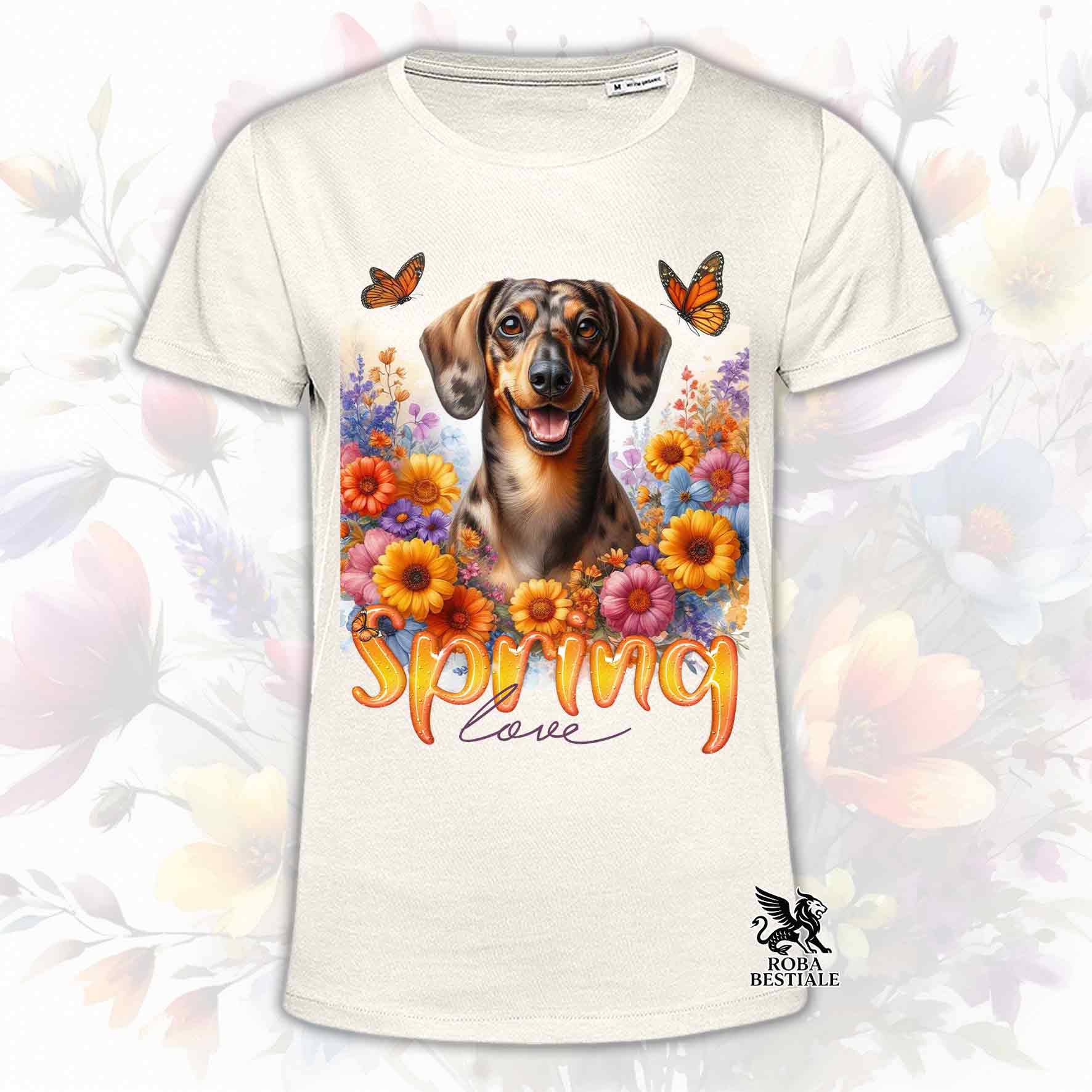 Una t-shirt beige stampata con un Bassotto a pelo corto immerso nei fiori colorati. Collezione Spring Love di Roba Bestiale