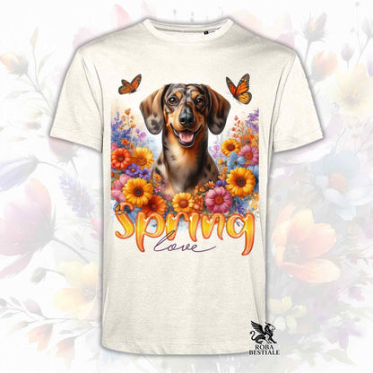 Una t-shirt beige stampata con un Bassotto a pelo corto immerso nei fiori colorati. Collezione Spring Love di Roba Bestiale