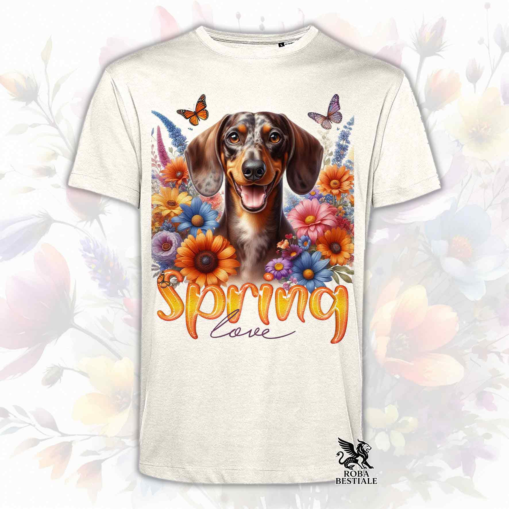 Una t-shirt beige stampata con un Bassotto a pelo corto immerso nei fiori colorati. Collezione Spring Love di Roba Bestiale