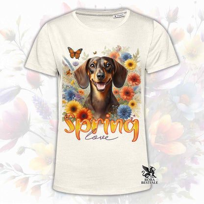 Una t-shirt beige stampata con un Bassotto a pelo corto immerso nei fiori colorati. Collezione Spring Love di Roba Bestiale