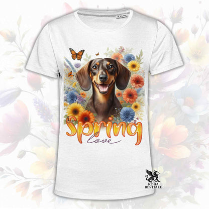 Una t-shirt bianca stampata con un Bassotto a pelo corto immerso nei fiori colorati. Collezione Spring Love di Roba Bestiale