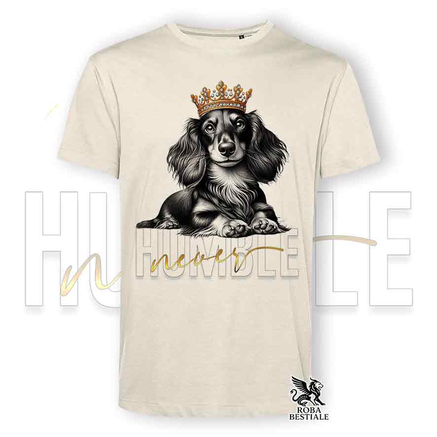 T-shirt stampata con un Bassotto Tedesco a pelo lungo, colore beige con grafica Never Humble