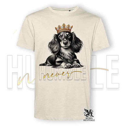 T-shirt stampata con un Bassotto Tedesco a pelo lungo, colore beige con grafica Never Humble