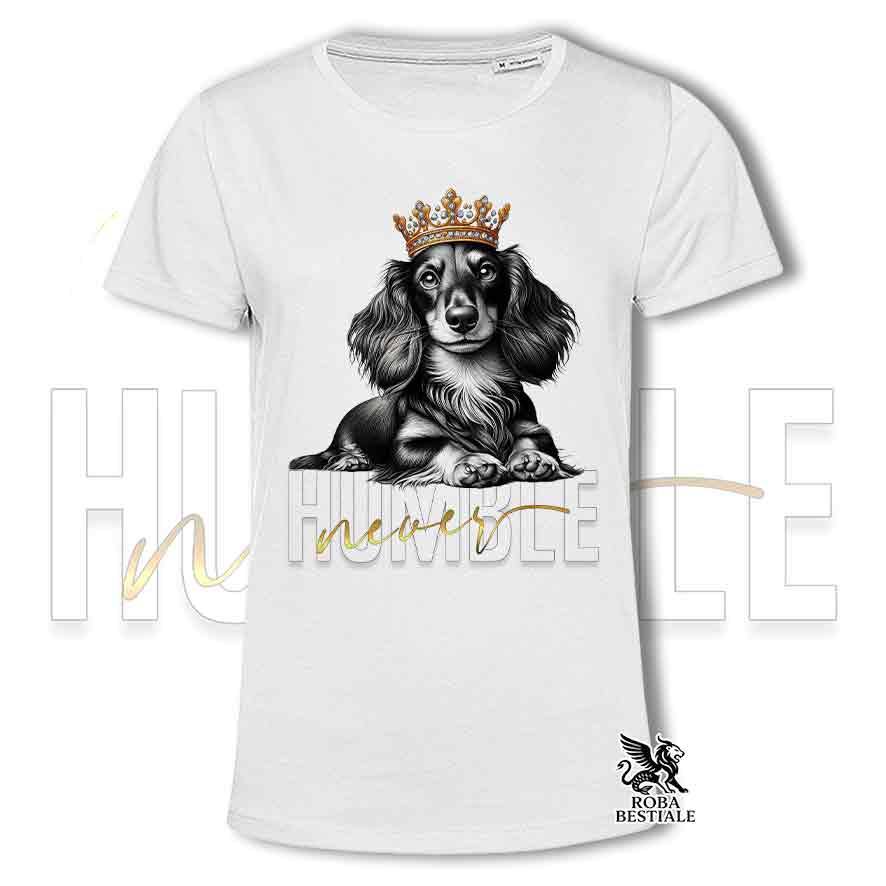 T-shirt stampata con un Bassotto Tedesco a pelo lungo, colore bianco con grafica Never Humble