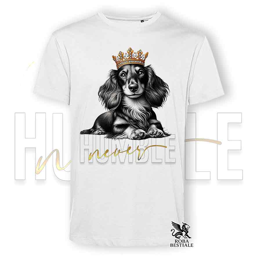 T-shirt stampata con un Bassotto Tedesco a pelo lungo, colore bianco con grafica Never Humble