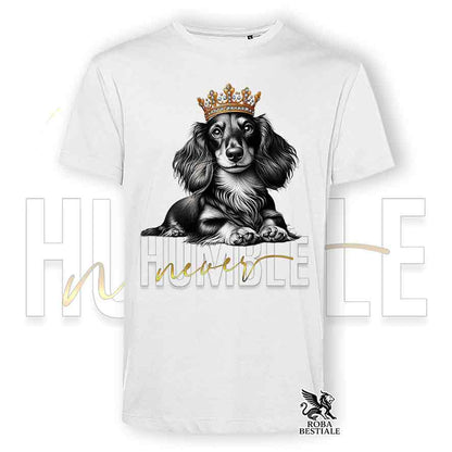 T-shirt stampata con un Bassotto Tedesco a pelo lungo, colore bianco con grafica Never Humble