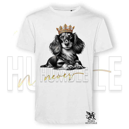 T-shirt stampata con un Bassotto Tedesco a pelo lungo, colore bianco con grafica Never Humble