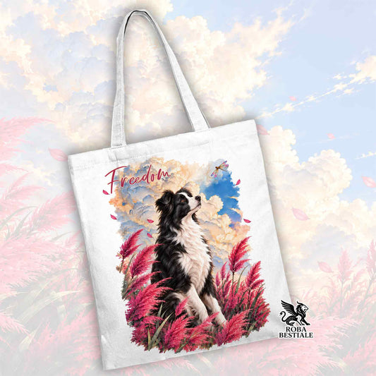 Borsa tote bianca con stampa Border Collie e scritta Freedom, logo sul lato.