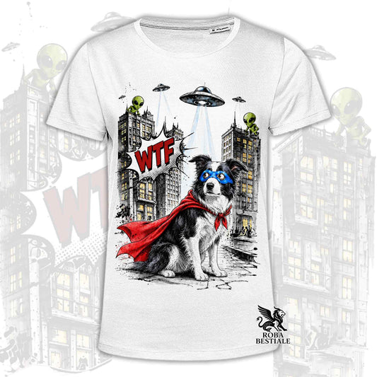 T-shirt bianca stampata con un Border Collie con espressione sorpresa, vestito da Super Eroe. Grafica originale Roba Bestiale, collezione Hero