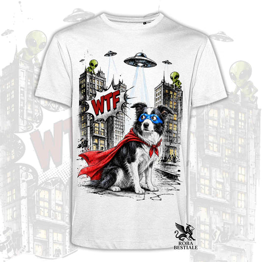 T-shirt bianca stampata con un Border Collie con espressione sorpresa, vestito da Super Eroe. Grafica originale Roba Bestiale, collezione Hero