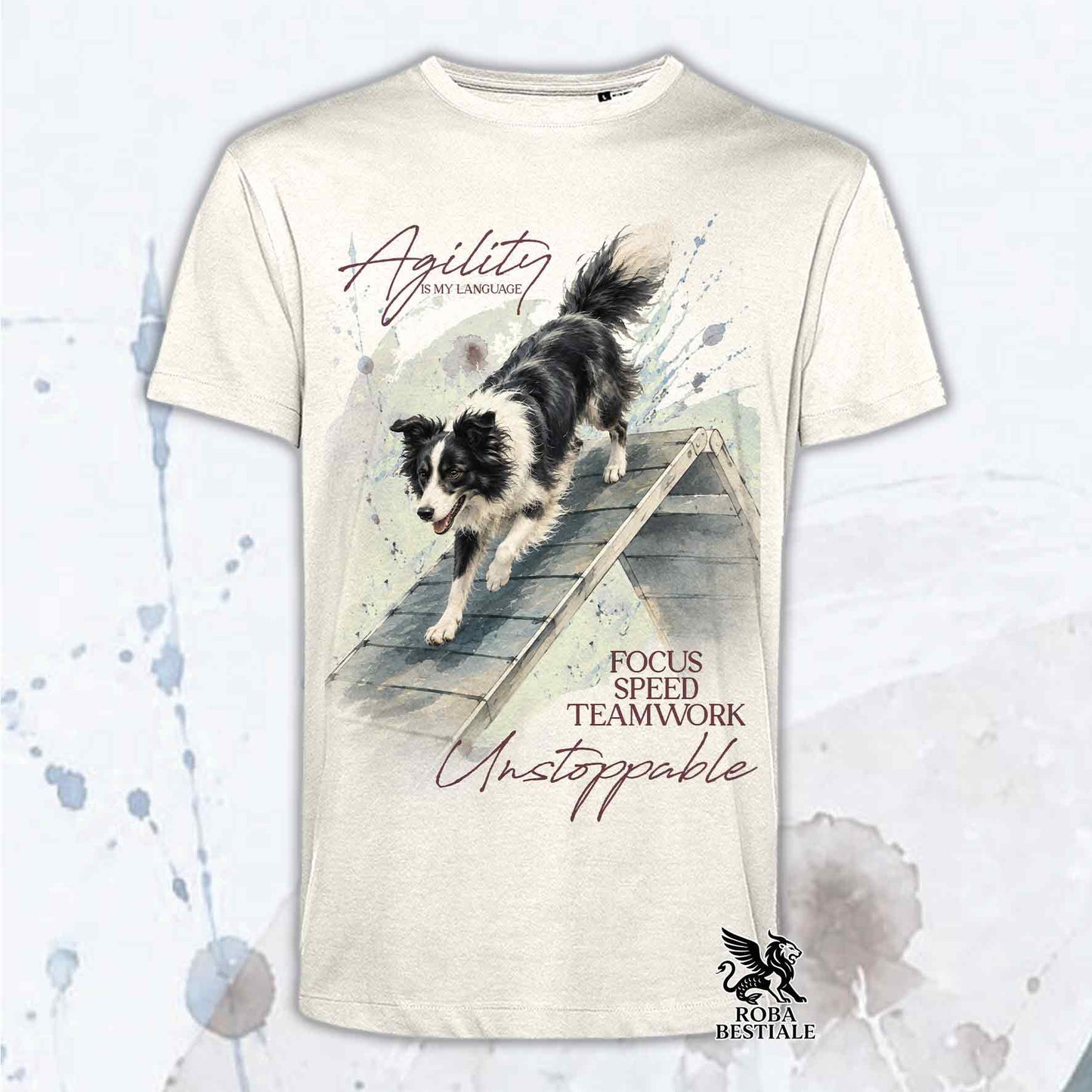 T-shirt beige stampata con un Border Collie che fa Agility. Grafica originale Roba Bestiale, collezione A-Frame