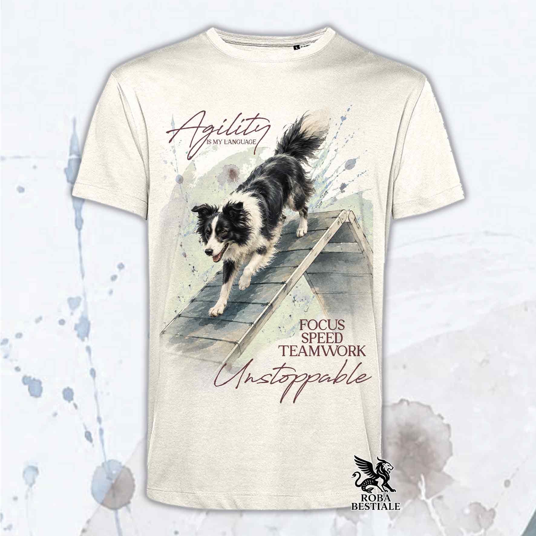 T-shirt beige stampata con un Border Collie che fa Agility. Grafica originale Roba Bestiale, collezione A-Frame