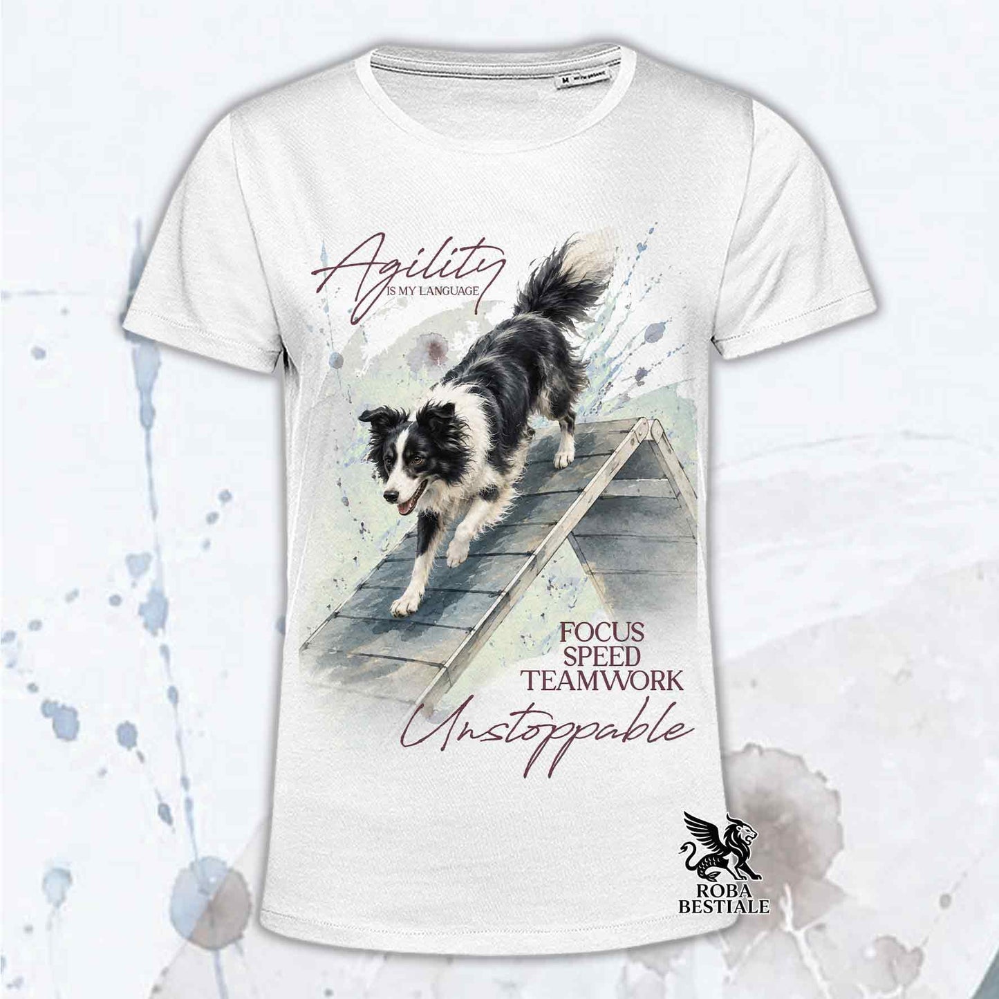 T-shirt bianca stampata con un Border Collie che fa Agility. Grafica originale Roba Bestiale, collezione A-Frame