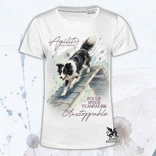 T-shirt bianca stampata con un Border Collie che fa Agility. Grafica originale Roba Bestiale, collezione A-Frame