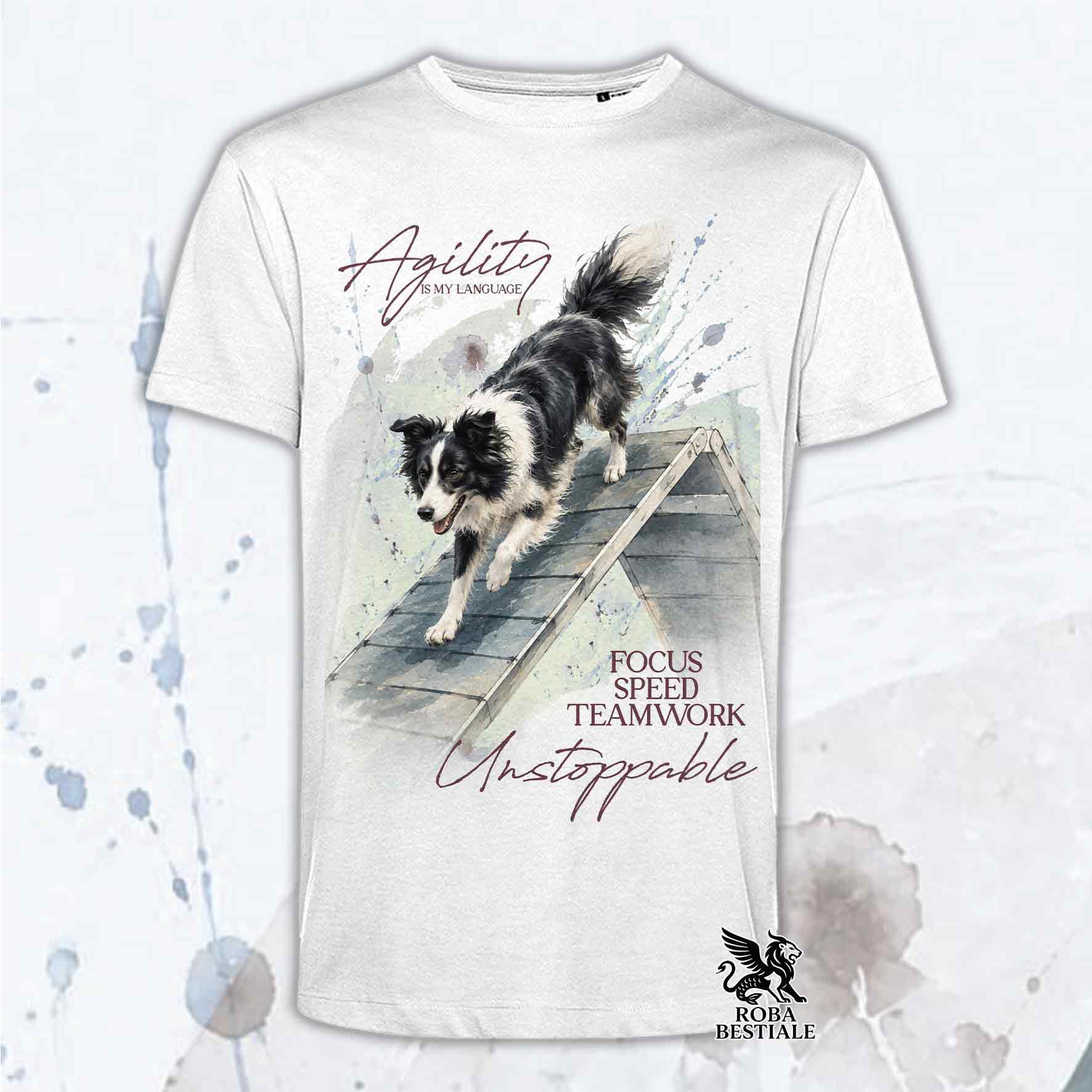 T-shirt bianca stampata con un Border Collie che fa Agility. Grafica originale Roba Bestiale, collezione A-Frame