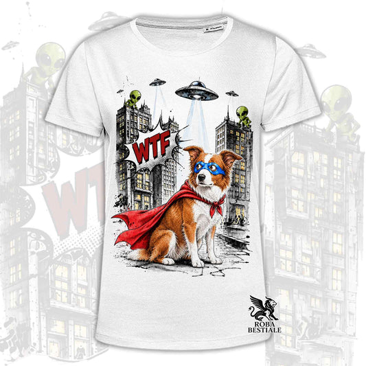 T-shirt bianca stampata con un Border Collie con espressione sorpresa, vestito da Super Eroe. Grafica originale Roba Bestiale, collezione Hero