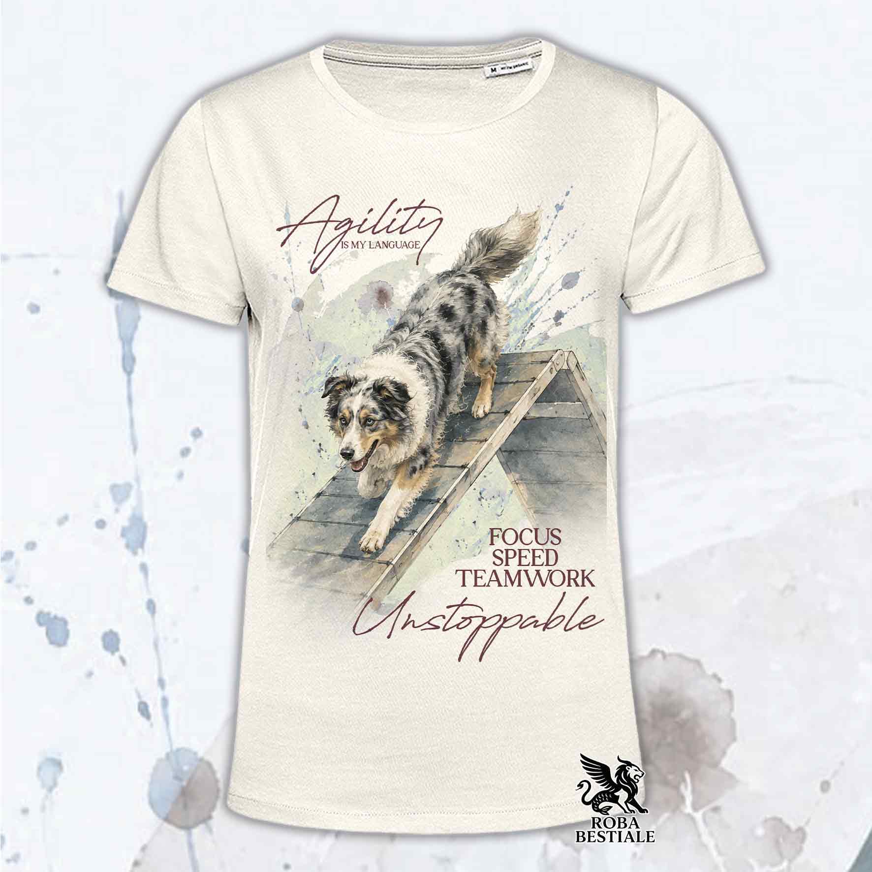 T-shirt bianca stampata con un Border Collie che fa Agility. Grafica originale Roba Bestiale, collezione A-Frame
