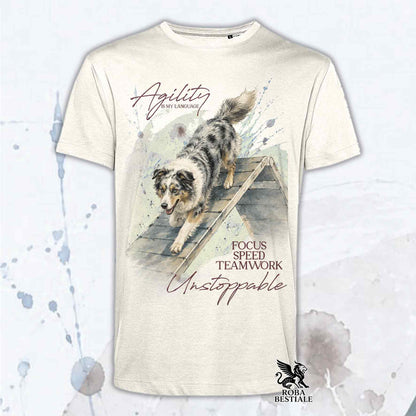 T-shirt bianca stampata con un Border Collie che fa Agility. Grafica originale Roba Bestiale, collezione A-Frame