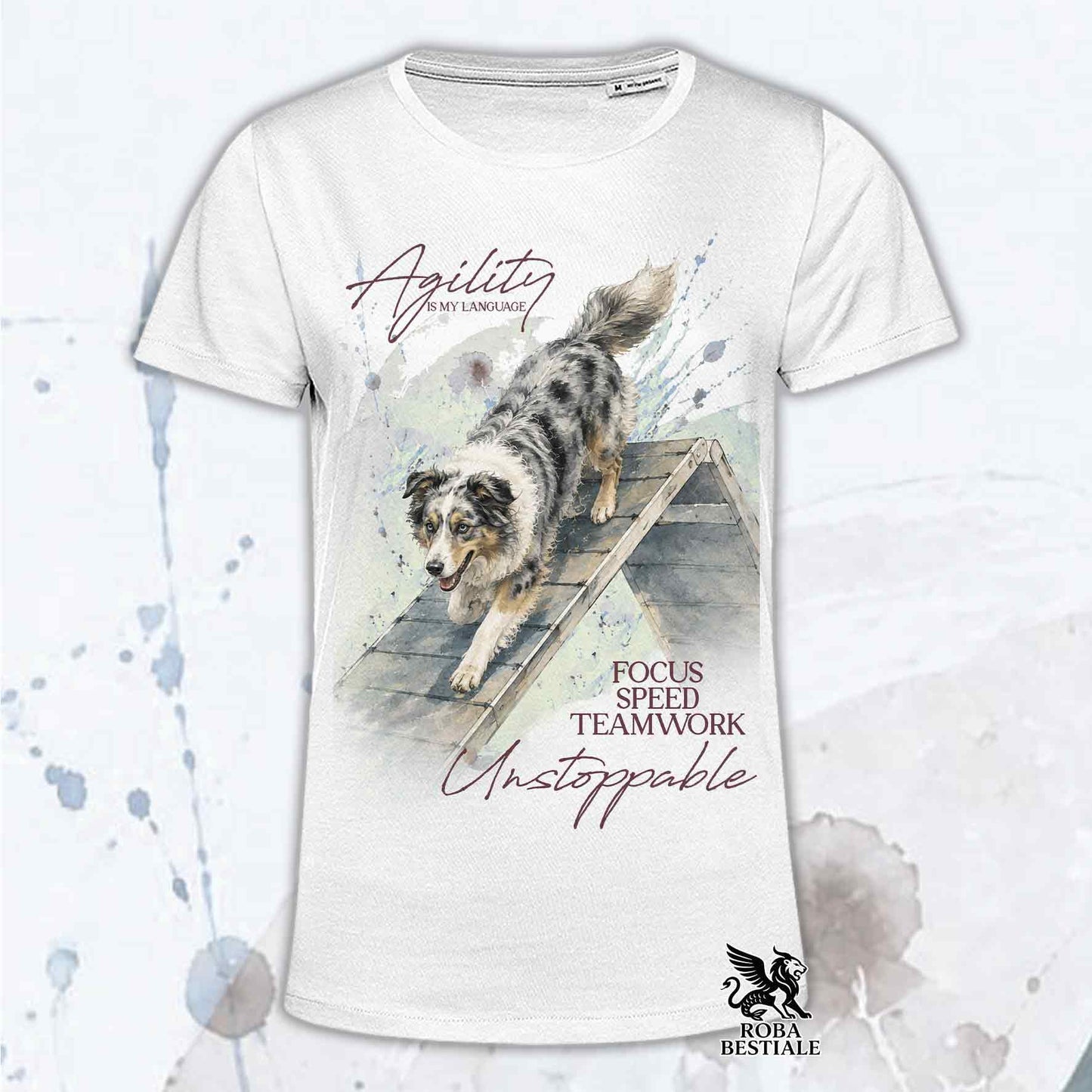 T-shirt bianca stampata con un Border Collie che fa Agility. Grafica originale Roba Bestiale, collezione A-Frame